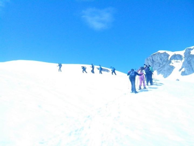 llegando a cumbre con raquetas